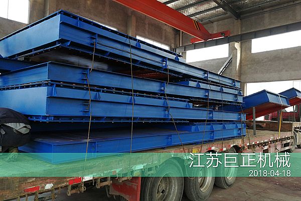 擋板門現場發貨裝車,待發往河北